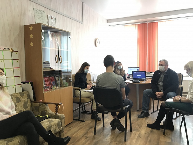 Consulting session for specialists in interviewing adolescents in contact with the law