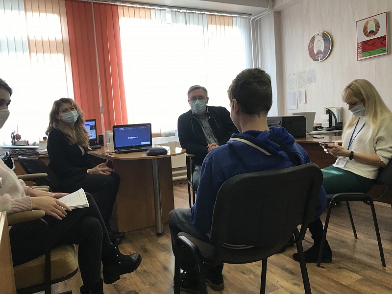 Consulting session for specialists in interviewing adolescents in contact with the law